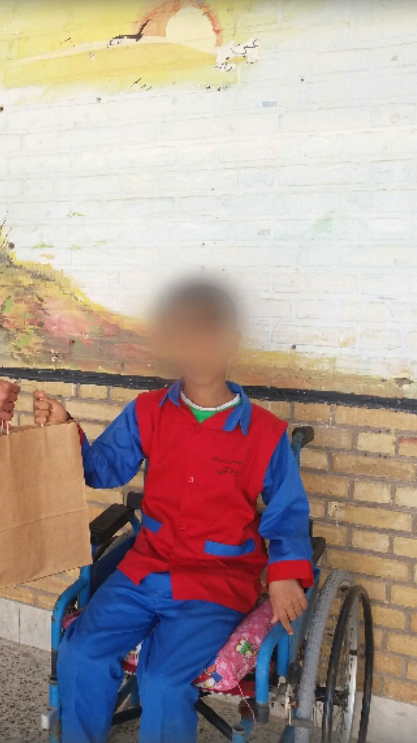 اهدا چهاردهمین ویلچر به دانش‌آموز ناتوان جسمانی از سوی انجمن همیاران محیط زیست شهرستان مسجدسلیمان