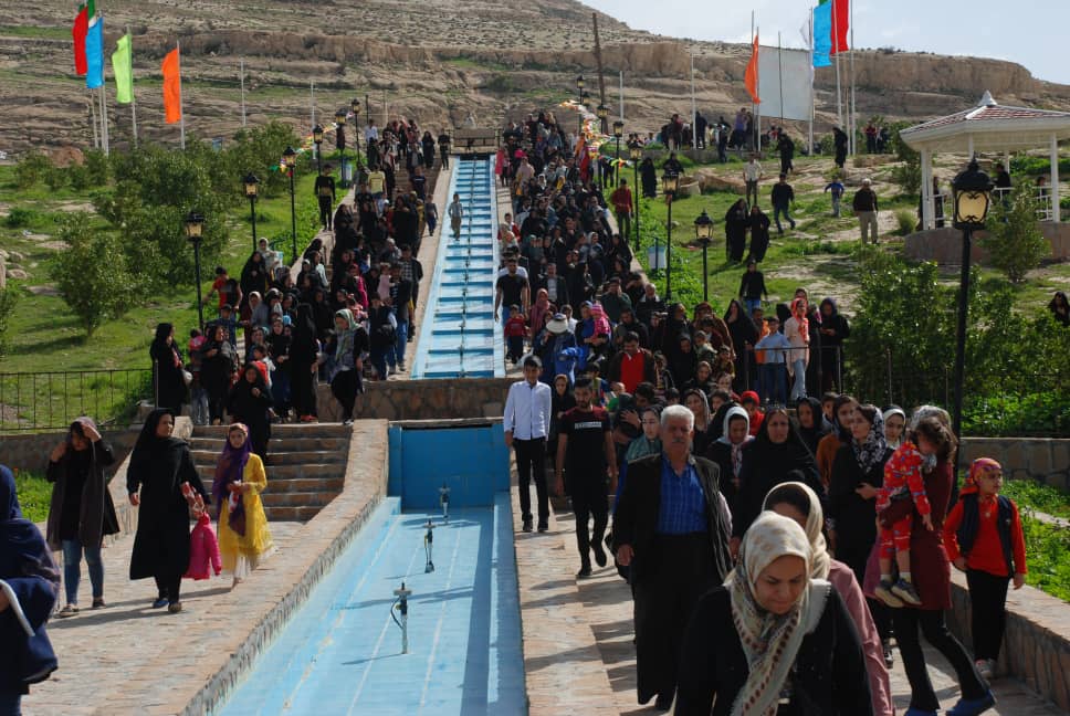 به مناسبت دهه فجر همایش پیاده روی خانوادگی در شهرگلگیر برگزار گردید.