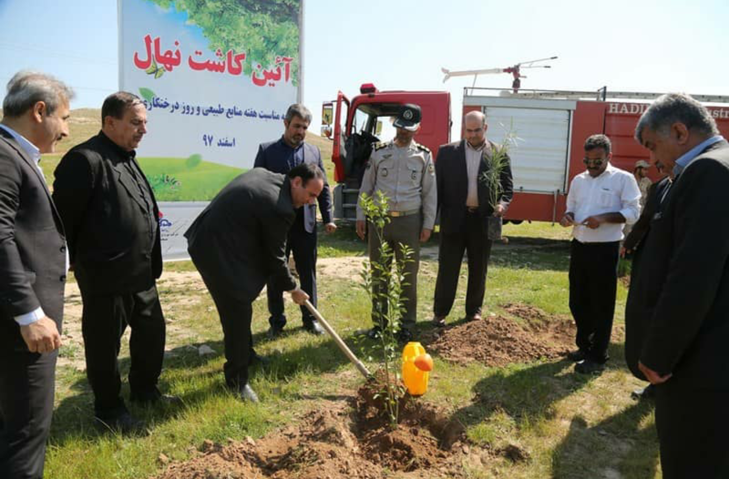 کاشت ده ها اصله نهال با مشارکت نفتی ها در هفته منابع طبیعی