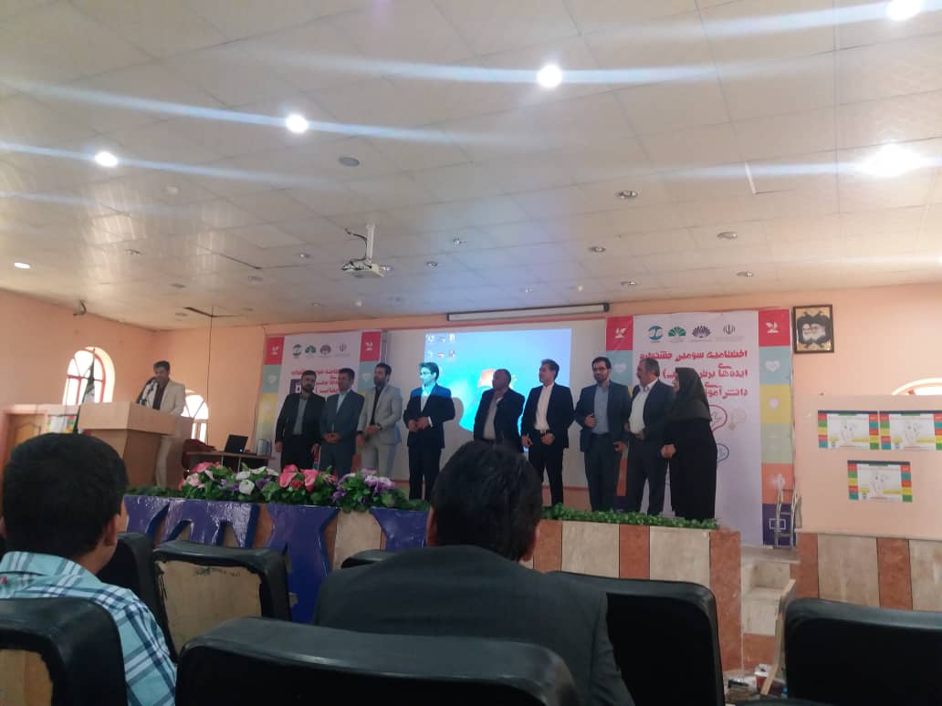 تقدیر واهدا جایزه  به  دانش آموز مسجدسلیمانی در سومین دوره جشنواره ایتاپ دانش اموزی در اهواز 