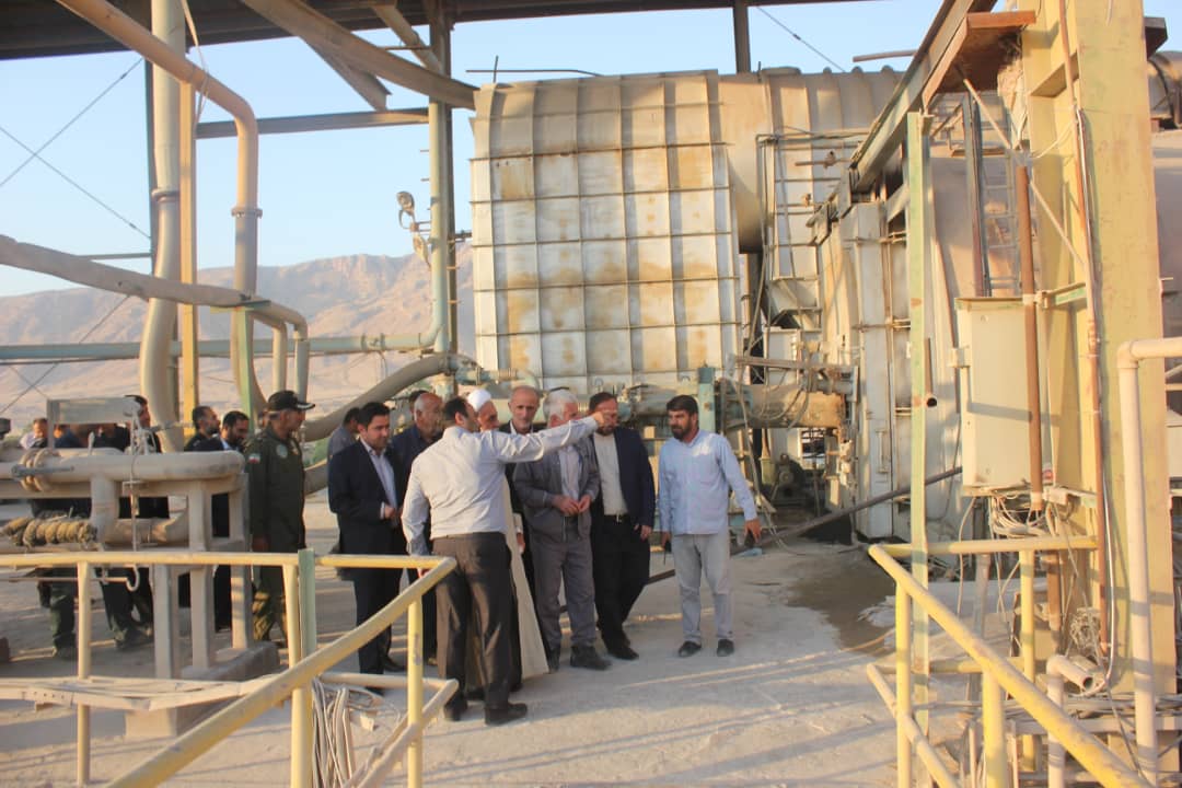 بازدیدعلی عسگر ظاهری نماینده مردم در مجلس شورای اسلامی به همراه حجت السلام والمسلمین حیدرحجتی نیا سرپرست فرمانداری شهرستان مسجدسلیمان  و اعضای  شورای تامین شهرستان از کارخانه سیمان 