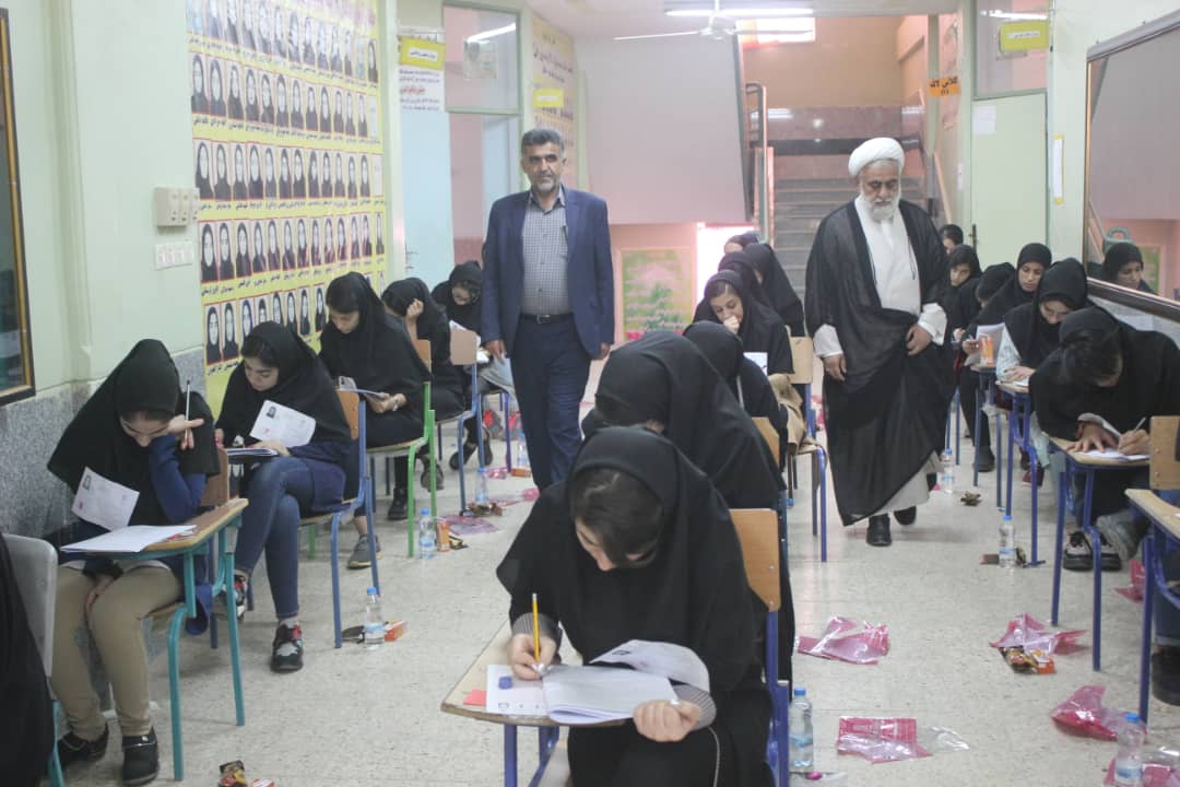 سرپرست فرمانداری از نزدیک نحوه برگزاری آزمون کنکور سراسری را مورد بررسی قرار داد.