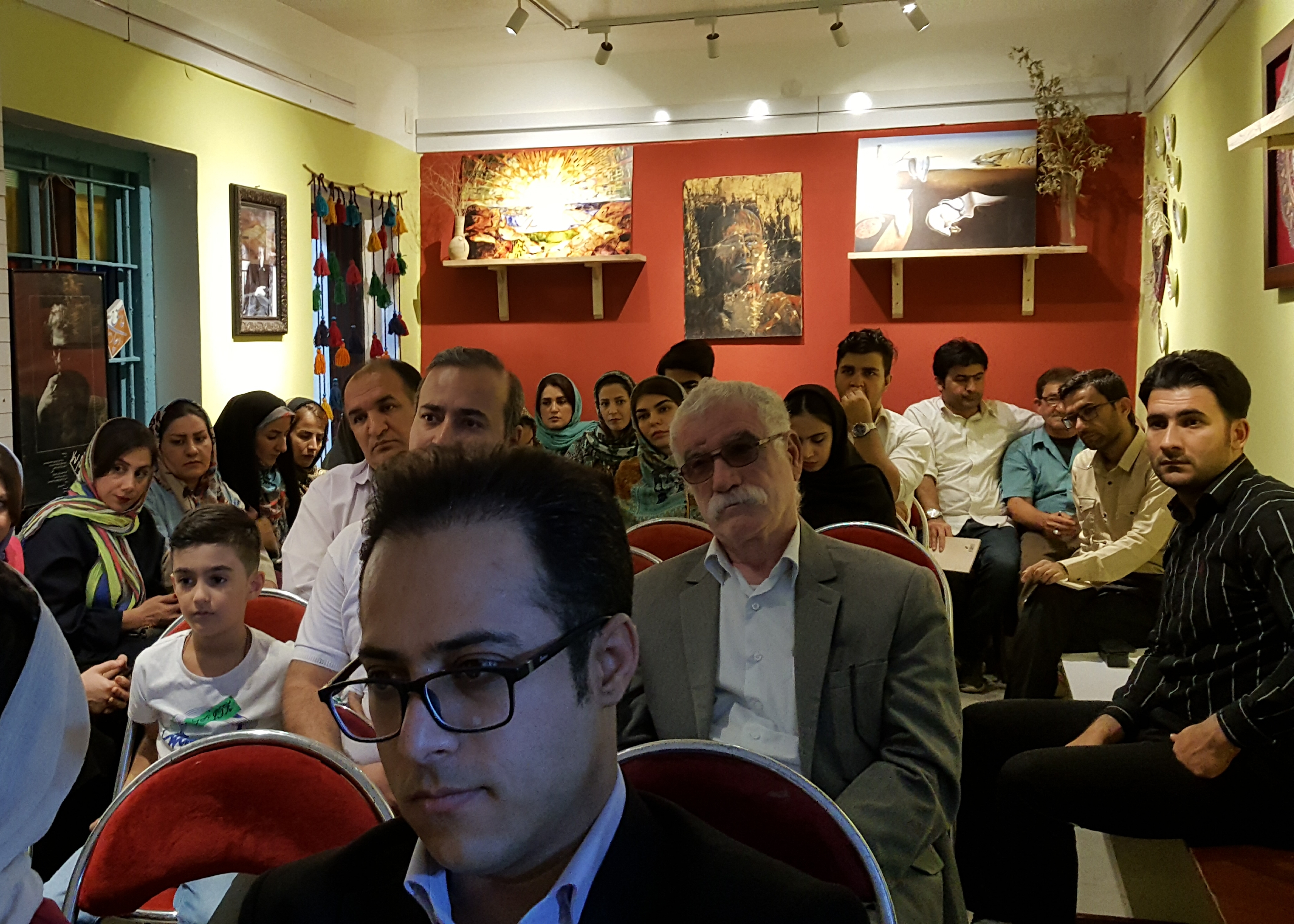 قاسم آهنین جان در جشن امضاء کتاب برمناظر جان اثر بهنود بهادری : داستان شعرو شاعری داستان شمع و پروانه است که پروانه آگاهانه یا ناآگاهانه گرد شمع می چرخد تا بسوزد و شعر بوجود آید.