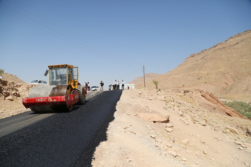 عملیات اجرای روکش آسفالت جاده روستایی مسجدسلیمان به ایذه با همت شرکت بهره برداری نفت و گاز مسجدسلیمان آغاز شد .
