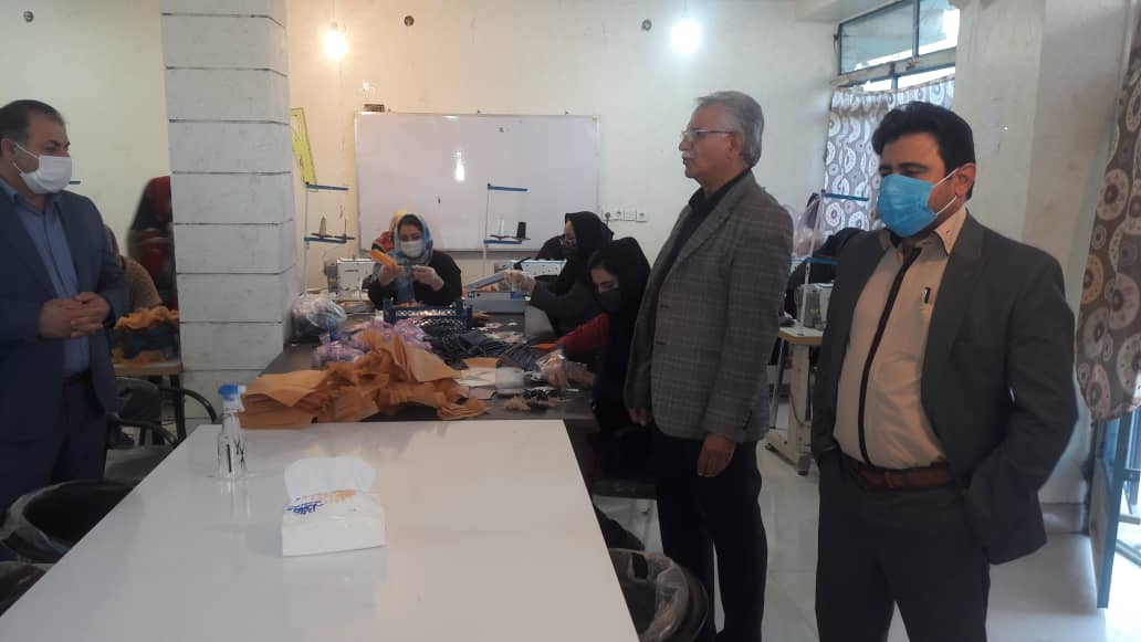 بازدید فرماندار و اعضای شورای تأمین مسجدسلیمان از کارگاه تولید و توزیع ماسک رایگان در منطقه نفتون
