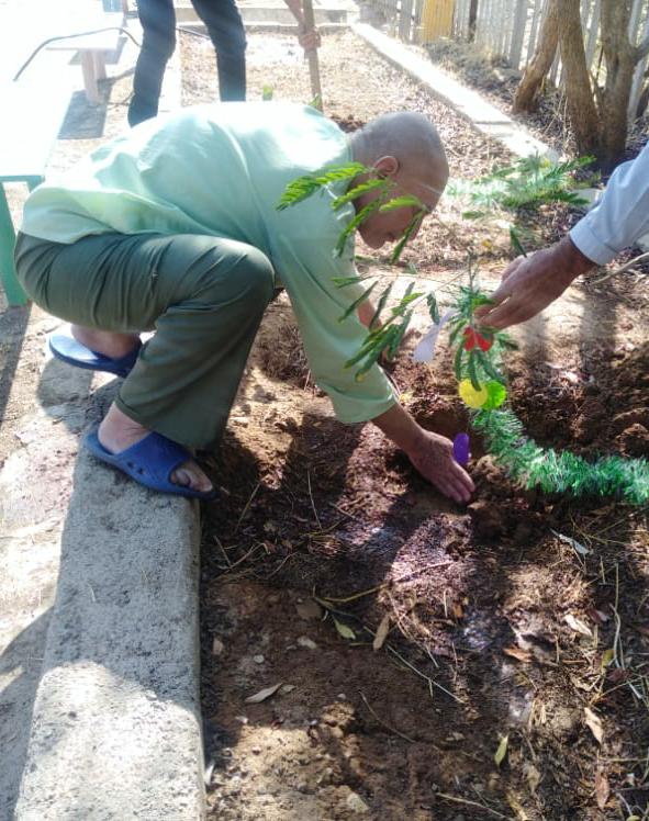کاشت گل و گیاه در مرکز توان بخشی اعصاب و روان ایران مهر شهرستان مسجدسلیمان