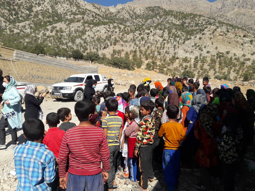 مسئول آموزش پرورش عشایر بخش چلو؛ هدایای خیرین بین دانش آموزان منطقه للر توزیع شد 