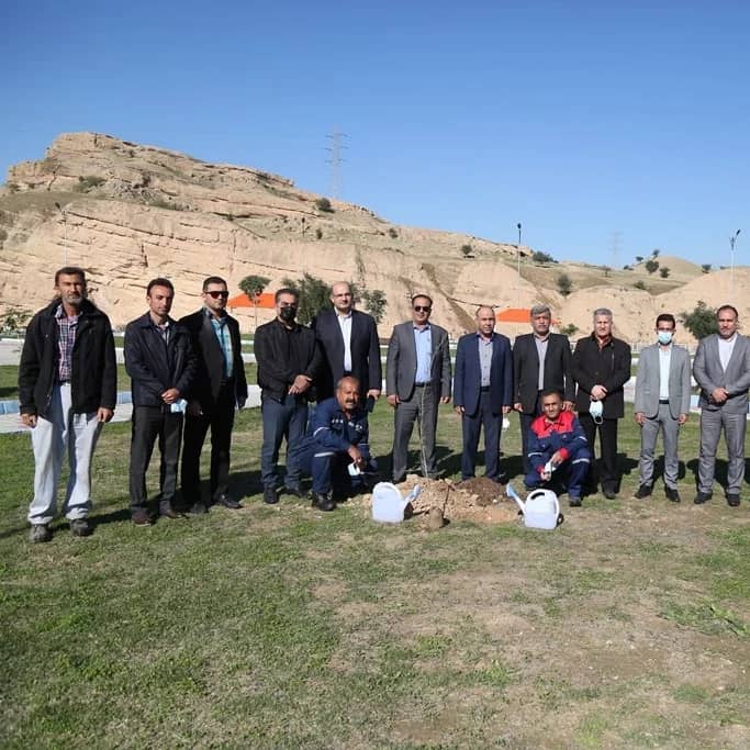 به مناسبت روز ملی هوای پاک انجام شد؛  توزیع ۵۰۰۰ اصله نهال توسط شرکت بهره برداری نفت و گاز مسجدسلیمان