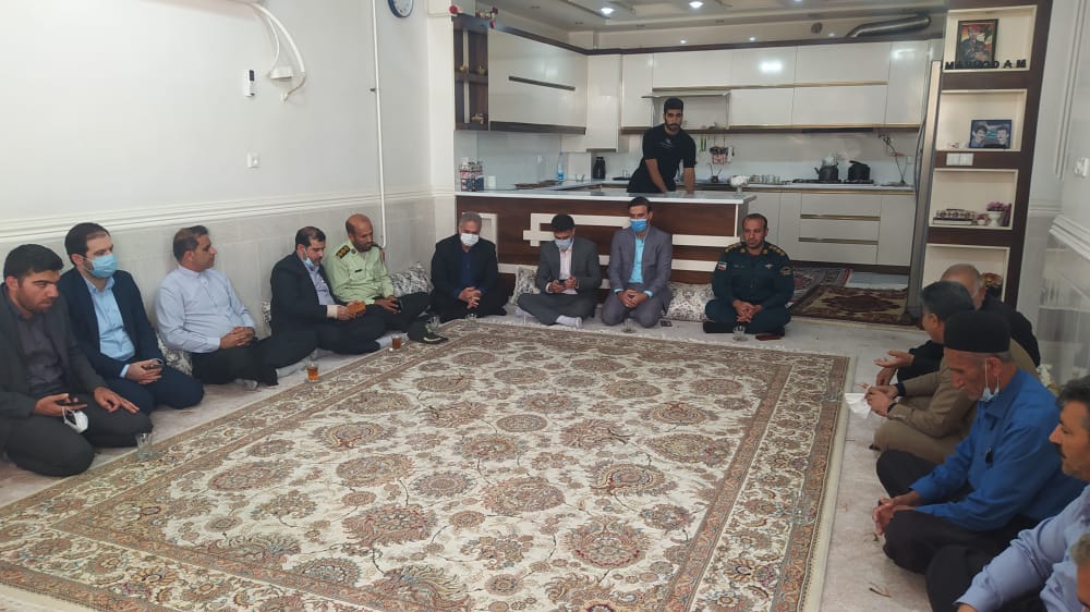 حضور فرماندار و جمعی از مسئولان شهرستان در منزل مرحومه ناهید راشدی و تقدیر از خانواده اهداکننده عضو