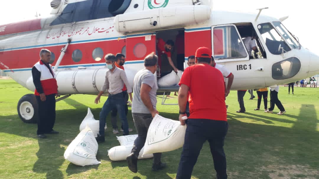 امدادرسانی های هلال‌احمر خوزستان از زمین و هوا در مناطق متاثر از مانسون ادامه دارد