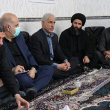 استاندار خوزستان با خانواده‌های جانباختگان سانحه رانندگی شوشتر دیدار کرد