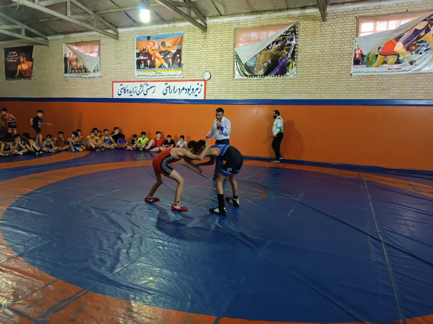 به مناسبت هفته دفاع مقدس مسابقات کشتی آزاد در شهرستان گتوند برگزار شد