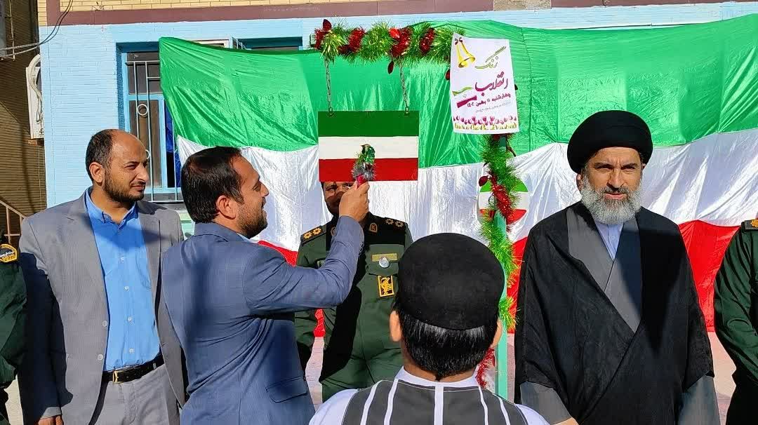 نواخته شدن زنگ انقلاب همزمان با شروع دهه فجر و چهل و پنجمین سالگرد پیروزی انقلاب اسلامی در مدرسه شاهد شهرستان هندیجان