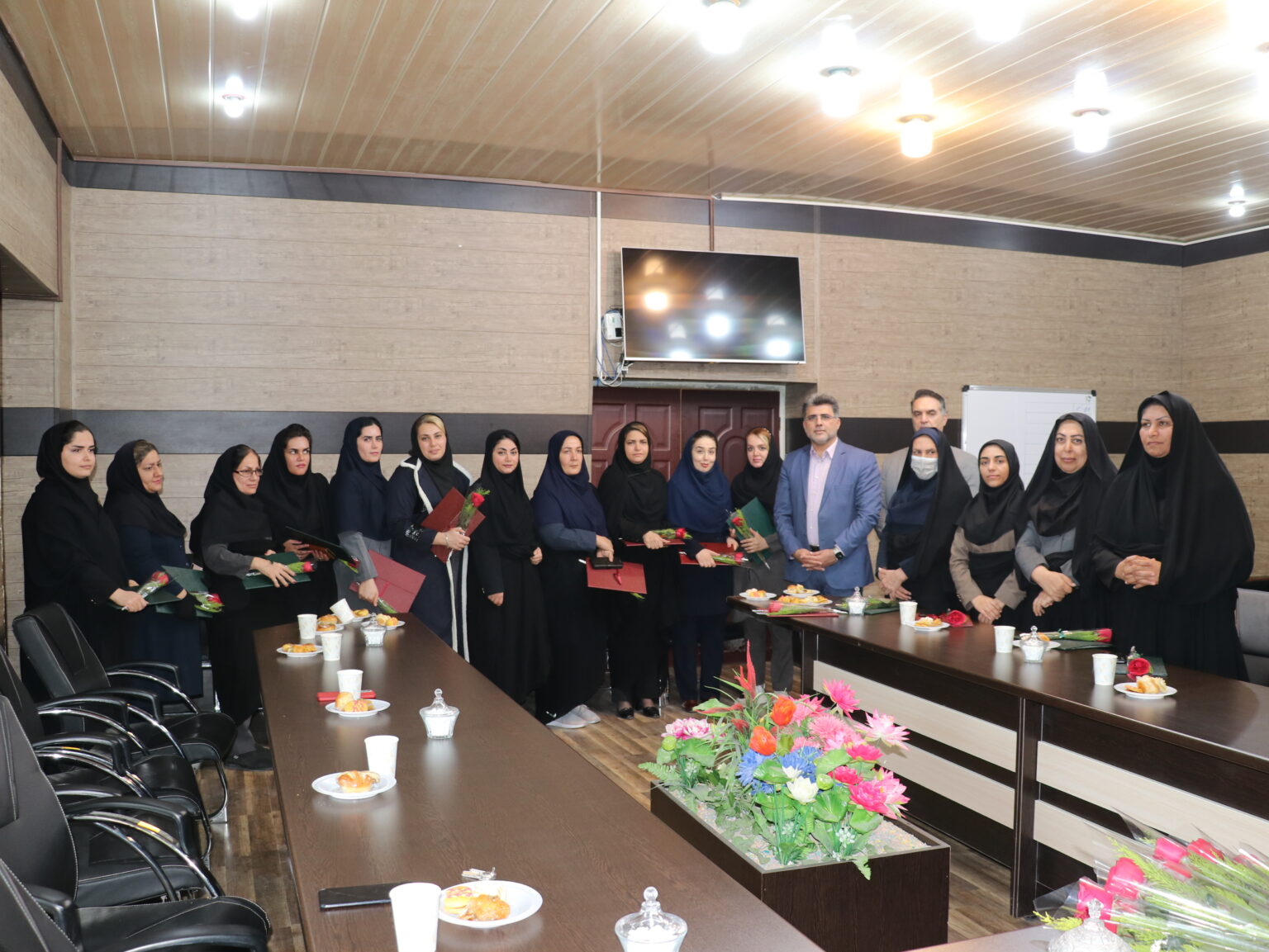 تجلیل از بانوان کارمند شهرداری مسجدسلیمان به مناسبت ولادت حضرت فاطمه زهرا (س) و گرامیداشت روز زن و مقام مادر