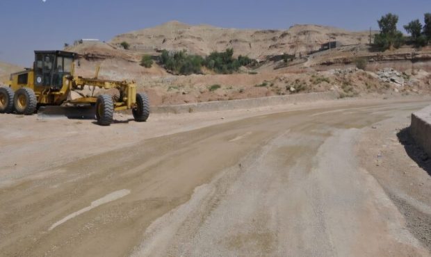 عملیات تسطیح و زیرسازی مسیر دسترسی هشت بنگله به مالجونکی توسط شهرداری مسجدسلیمان اجرا شد