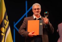 تبریک  لفته منصوری مشاور اجتماعی استاندار خوزستان  به حبیب علوانی کارگردان فیلم آدریانا، مسافری از ایتالیا