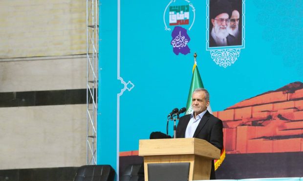 رئیس‌جمهوری در جمع مردم خوزستان:تلاش می‌کنیم هیچ مشکلی نماند که در استان حل نشود.