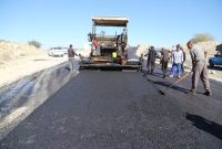 انجام عملیات روکش آسفالت جاده روستای کریم آباد تلبزان توسط شرکت نفت و گاز مسجدسلیمان