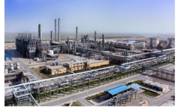 تندیس بلورین پانزدهمین دوره جایزه ملی مدیریت مالی در دستان مارون