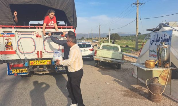 برپایی ایستگاه توقف حرکت به صرف نوشیدنی صلواتی در مسیرهای بازگشت مسافران  نوروزی شهرستان اندیکا