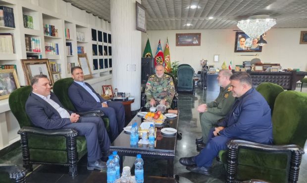 دیدار فرماندار و نماینده مردم مسجدسلیمان در مجلس شورای اسلامی با فرمانده نیروی  زمینی ارتش در خصوص رفع مشکلات فرودگاه