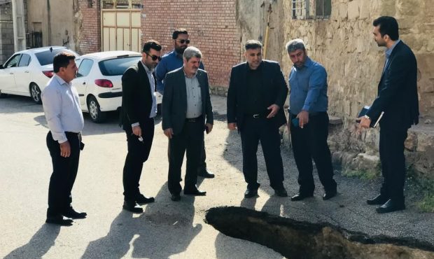بررسی و پیگیری فرونشست زمین در منطقه دره مجسمه  با حضور مسئولین شهری