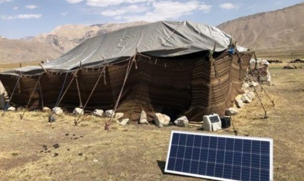 تحویل ۱۰۰ دستگاه پنل خورشیدی قابل حمل به عشایر کوچرو شهرستان لالی