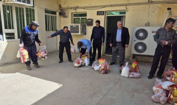 توزیع بسته های ارزاق میان پرسنل شهرداری قلعه خواجه