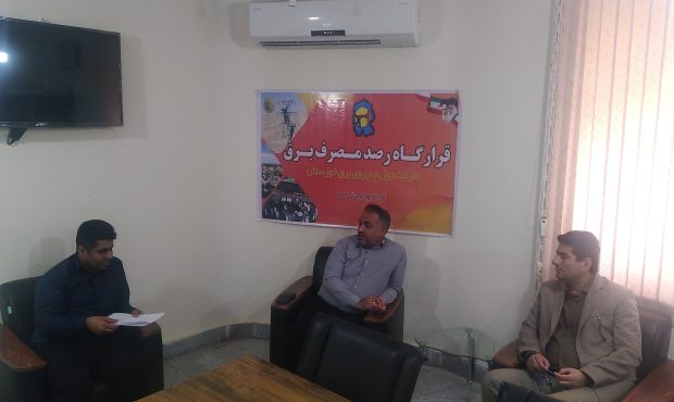 بازدید سرزده فرماندار شهرستان اندیکا از اداره برق و تماس با مدیر عامل برق استان  جهت پیگیری قطعی مکرر برق در شهرستان اندیکا