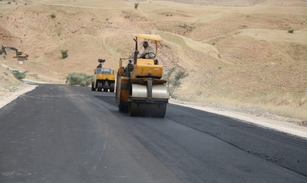 روکش آسفالت مسیر ارتباطی مسجدسلیمان به ایذه حدفاصل امامزاده سید صالح تا روستای نوترکی در حال اجراست