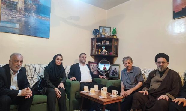 عیادت نماینده مجلس به همراه جمعی از مسئولان از پیشکسوت رسانه مسجدسلیمان