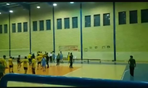 بازی ناتمام تیم والیبال نفت مسجدسلیمان مقابل تیم والیبال شهدای اندیکا