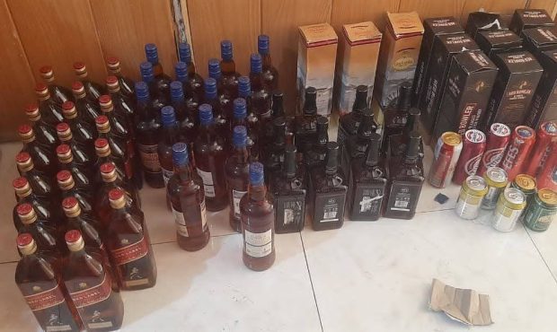 کشف و ضبط بیش از هزار و ۵۴۵ قوطی و بطری مشروبات الکلی خارجی در اهواز