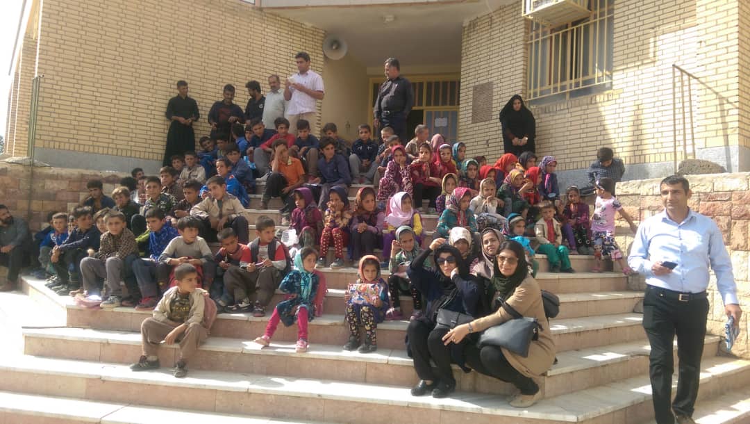 توزیع بیش از هزاروپانصد بسته لوازم والتحریر وپوشاک بین دانش آموزان نیازمند توسط انجمنهای خیریه هیاری،شیرسنگی وگلریزان