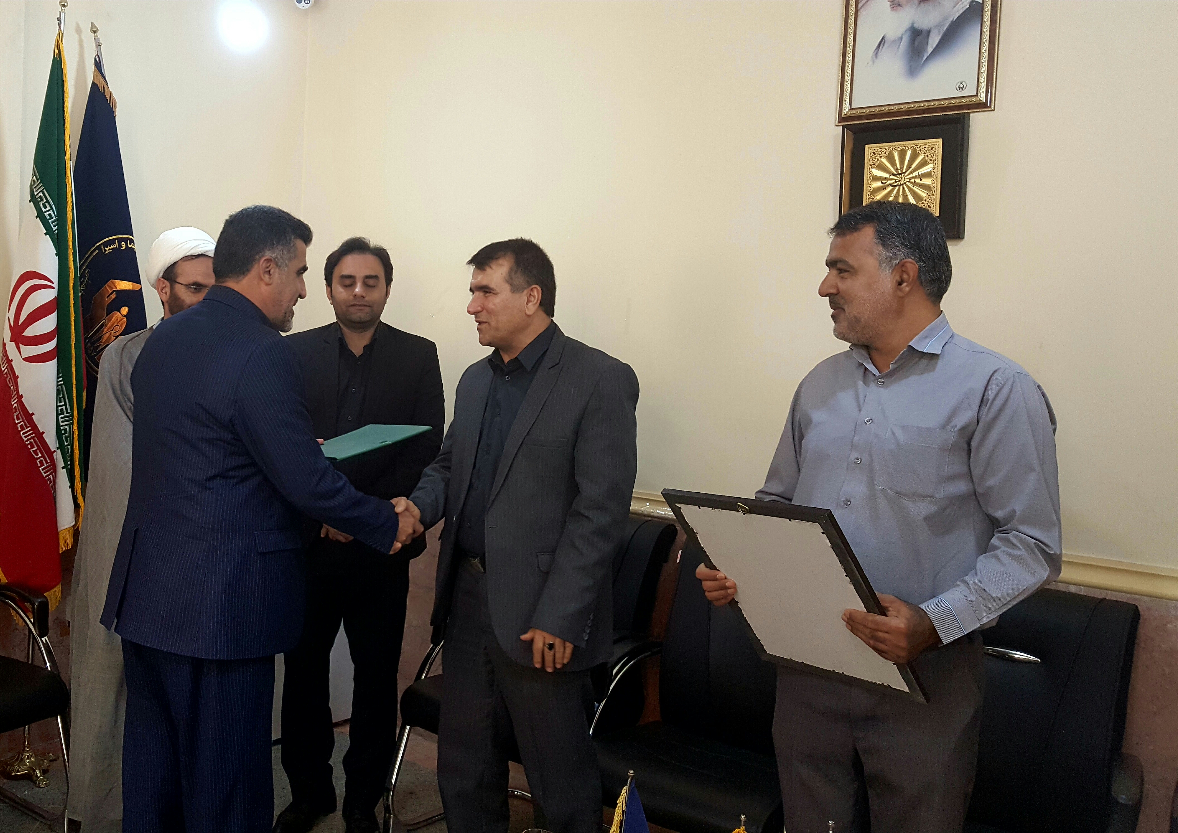 تقدیر کمیته امداد امام خمینی (ره)از خیر نیکوکار آموزشی واهداء لوازم التحریر به دانش آموزان نیازمند + تصاویر